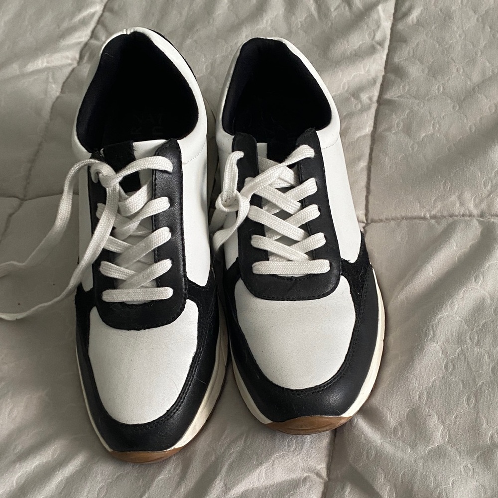 Naturilzer Black and White Sneakers
